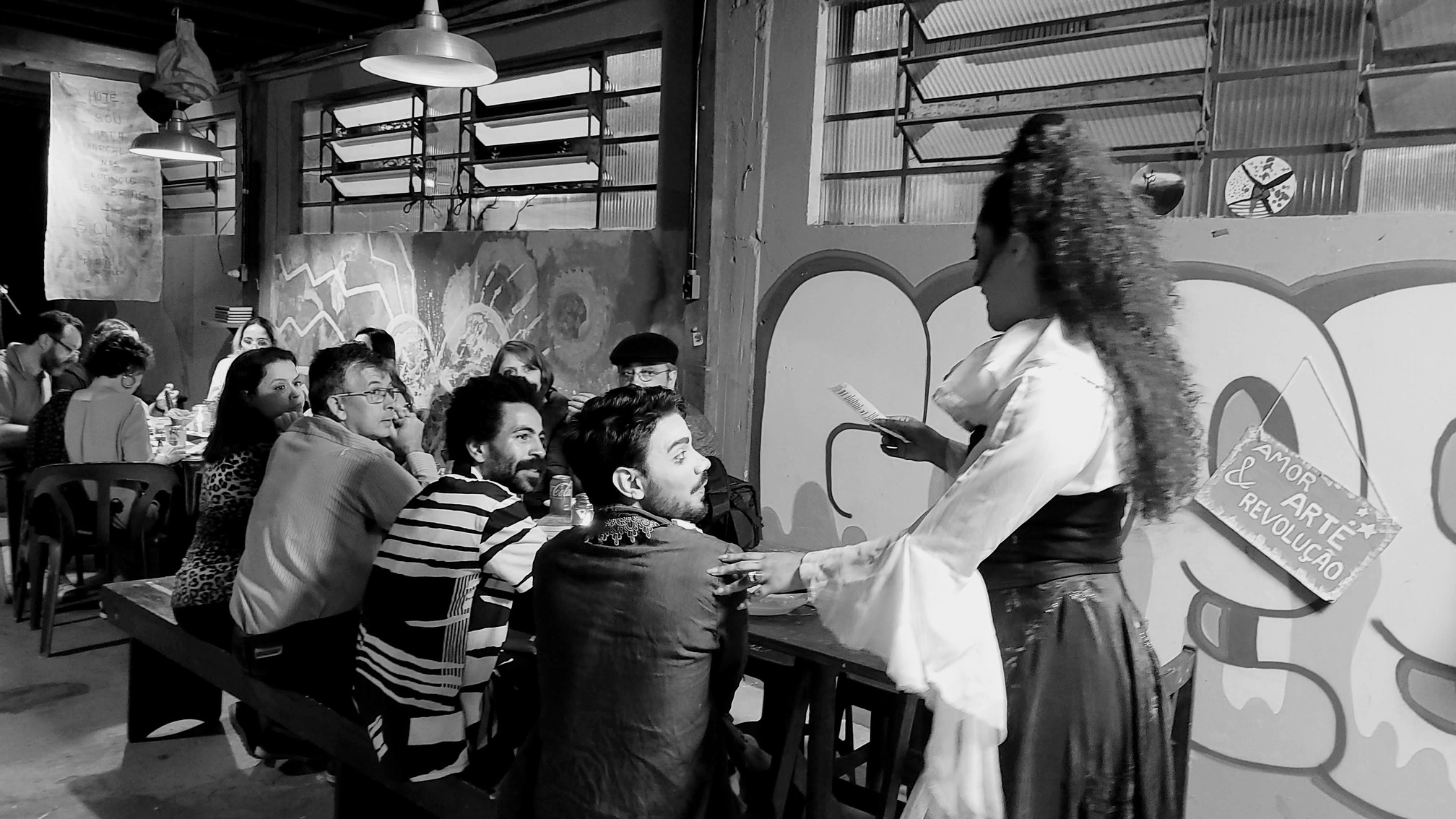 Público e a poetiza Eliza Cabral